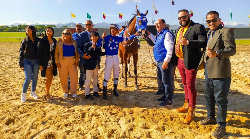 STELLA CANDENTE galopa la Copa Carlos Pérez Abarrio