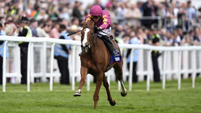 THUNDERING ON se luce en las Epsom Oaks