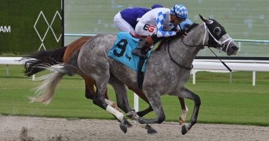 VINCEY GIRL triunfa en la pista de Tapeta y gana el Powder Break