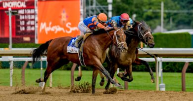 RENEGADE con largo remate se impone en el Jim Dandy Stakes
