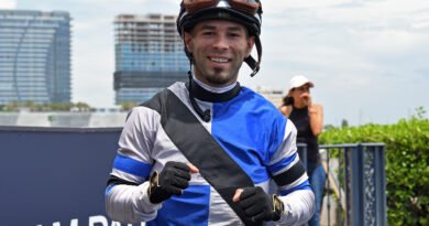 El aprendiz Jonathan Santos logra la primera victoria de su carrera El aprendiz Jonathan Santos logra la primera victoria de su carrera