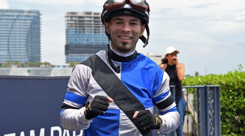 El aprendiz Jonathan Santos logra la primera victoria de su carrera El aprendiz Jonathan Santos logra la primera victoria de su carrera