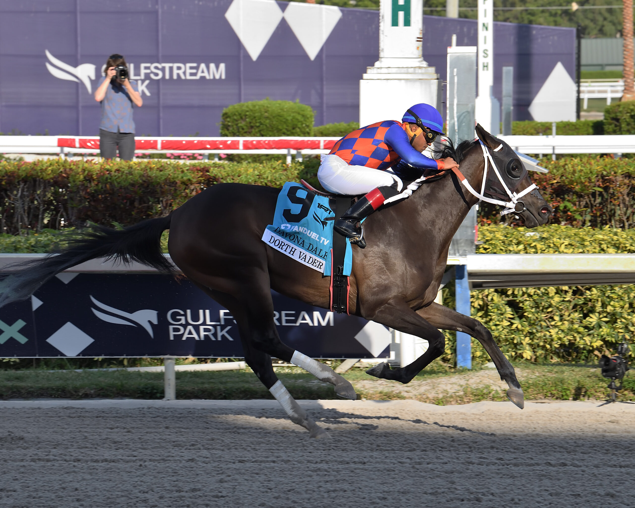 DORTH VADER vence con 45 a 1 en el Davona Dale Stakes