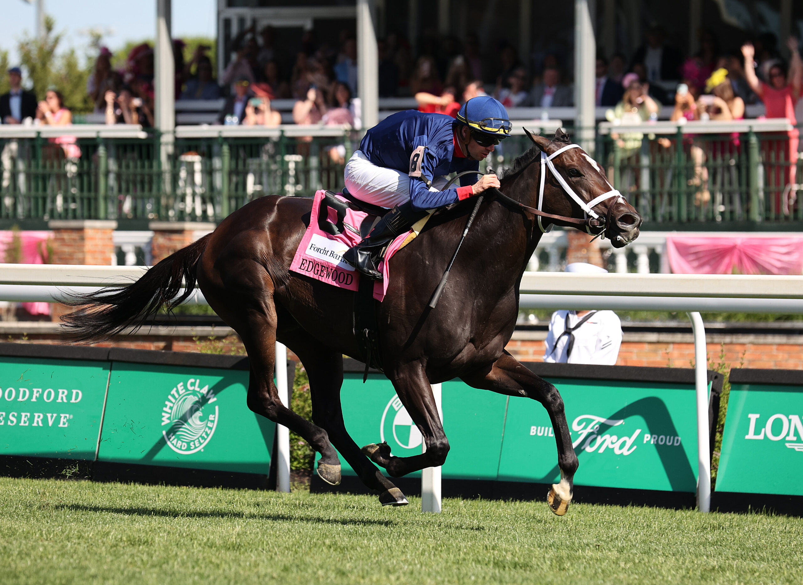 HEAVENLY SUNDAY de punta a punta en el Edgewood Stakes