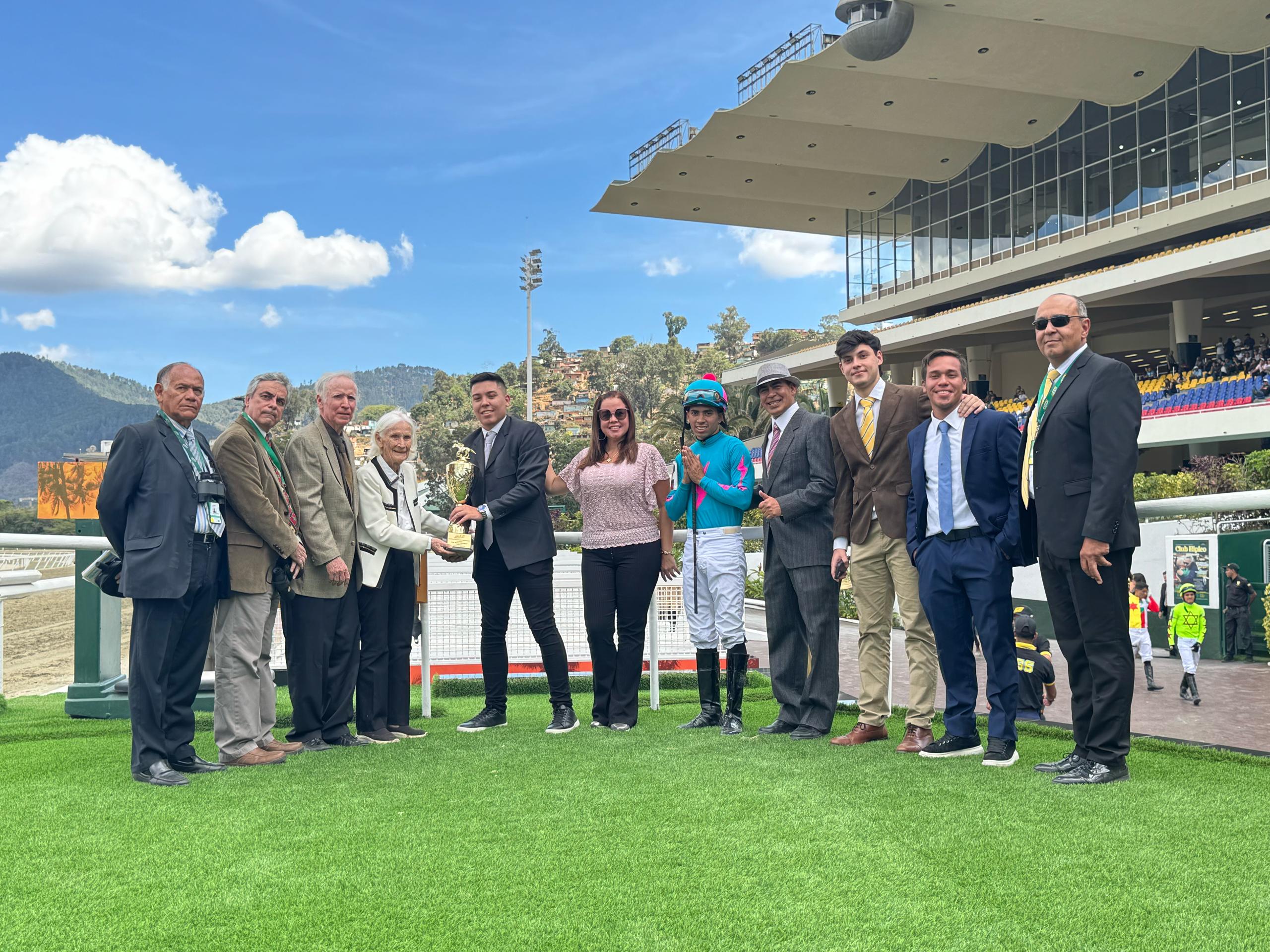 PRINCESA FINA rinde homenaje a Doña Ana María Freudman