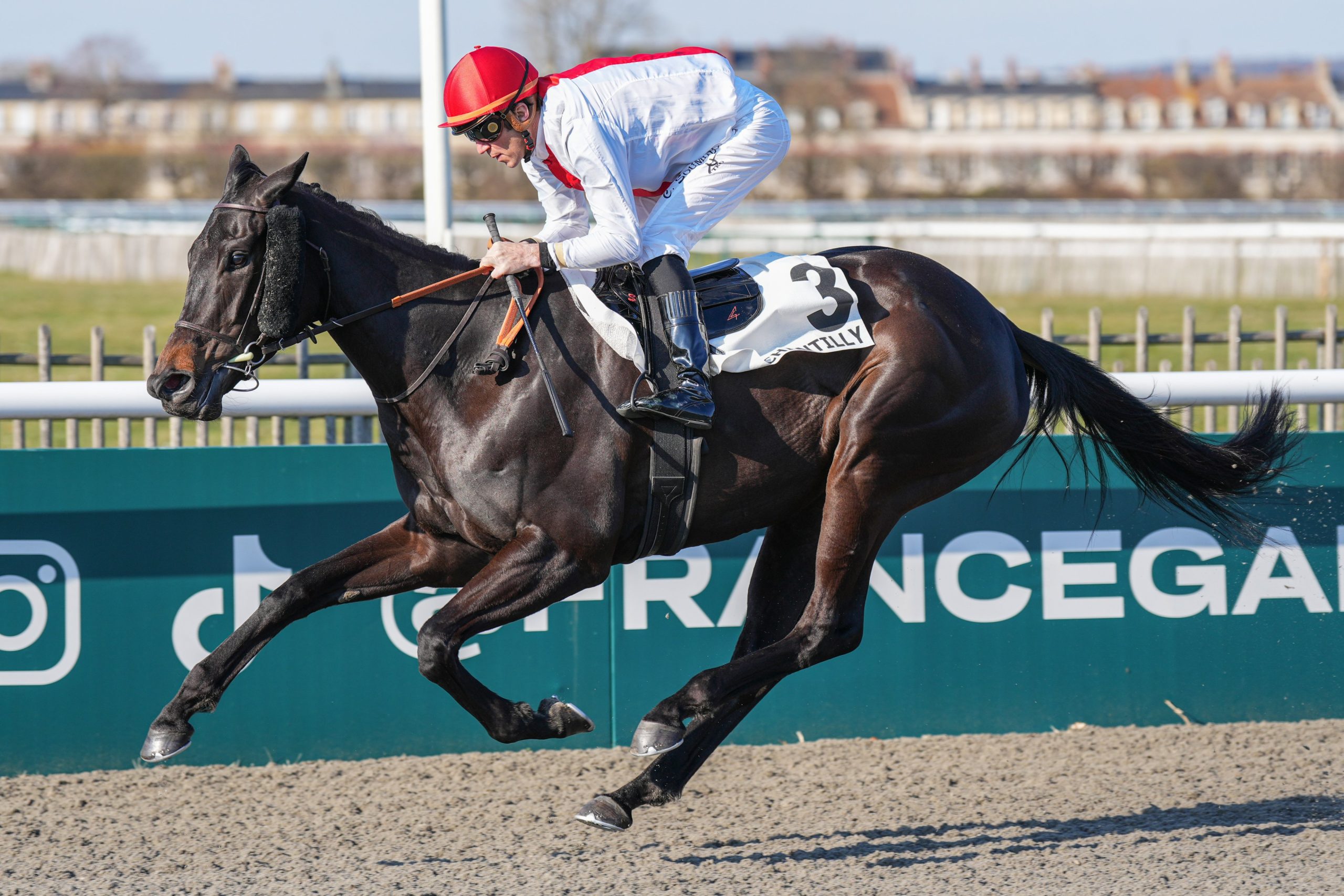 Monbe sale de maiden en Chantilly