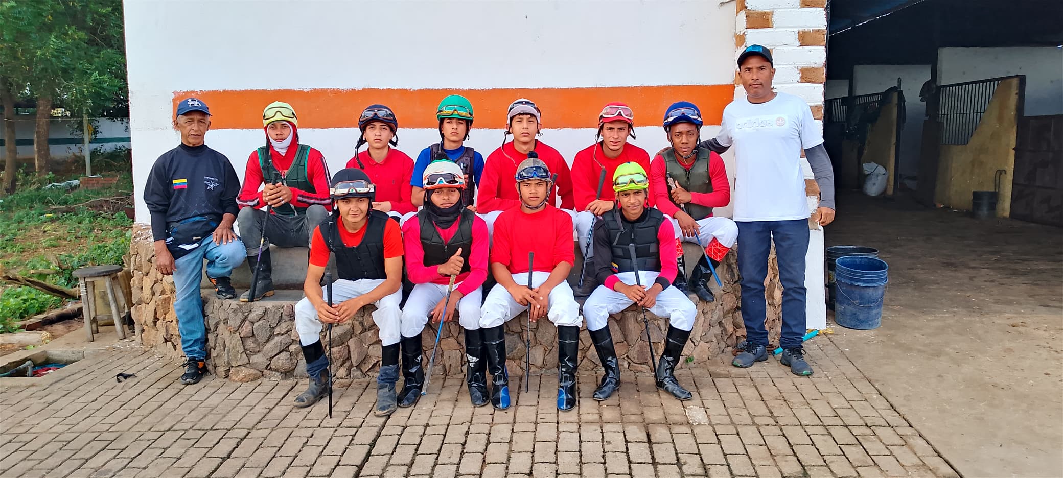 Entrega de dotación en la escuela de jinetes del Hipódromo Rancho Alegre