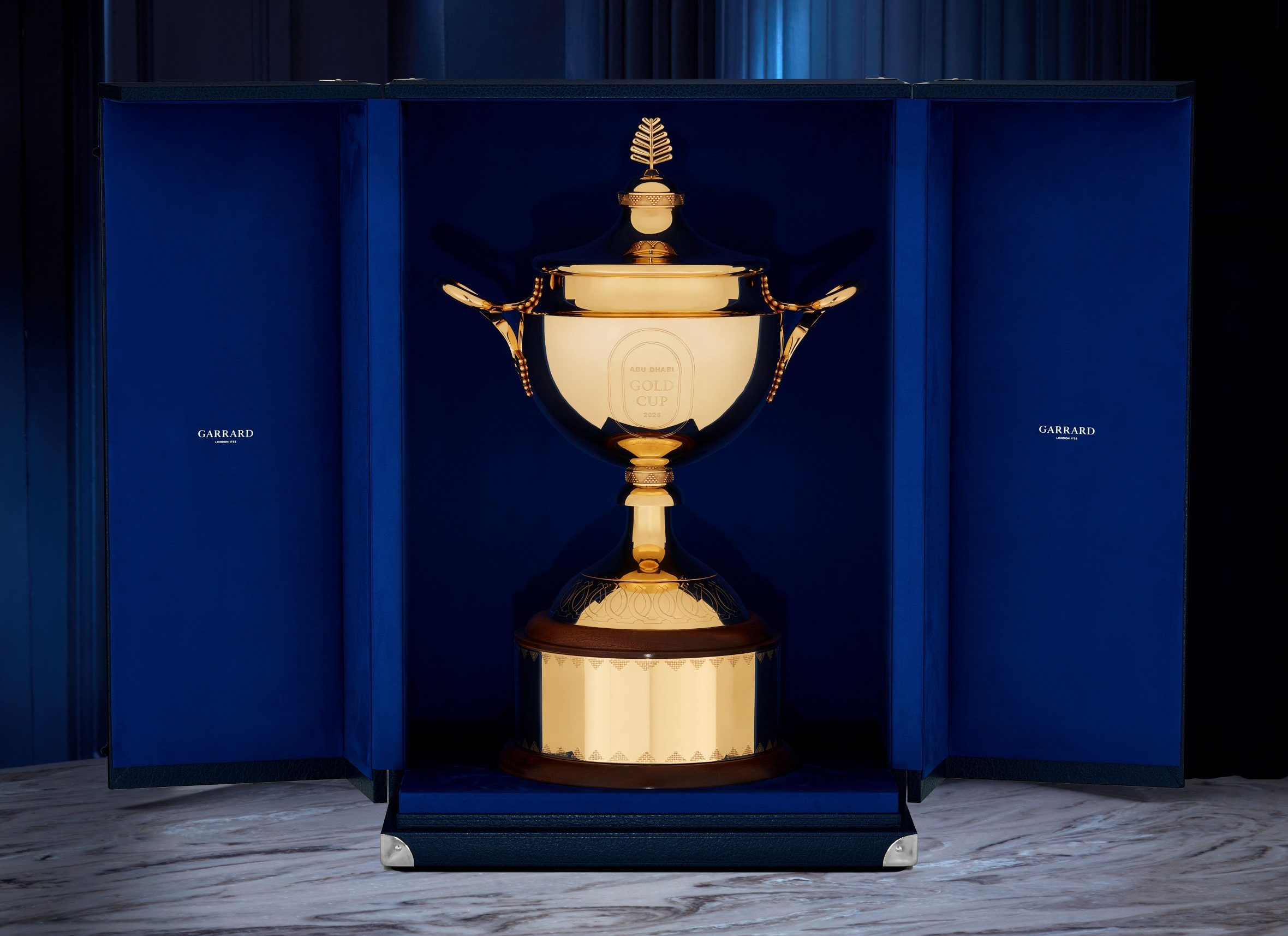 El,Abu Dhabi Turf Club presenta su copa de oro creada por Garrad