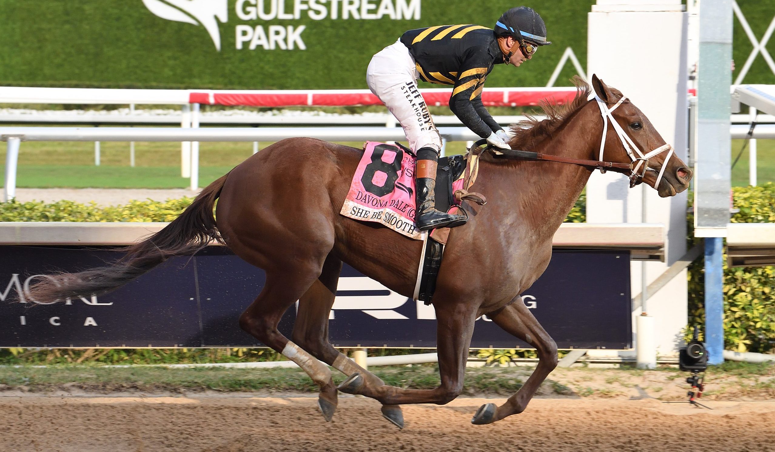 SHE BE SMOOTH de última a primera en el Davona Dale