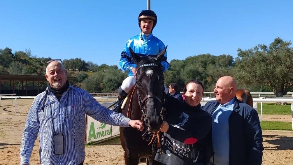 CHOLO con Nicolás de Julián gana el Memorial “Javier Piñas Hafner” en el Gran Hipódromo de Andalucía