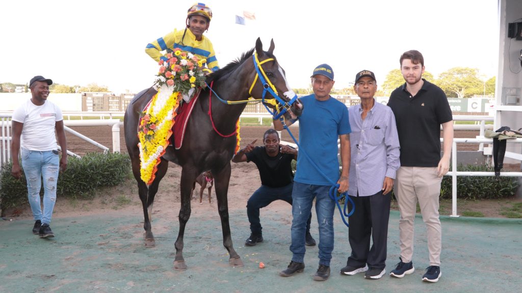 DOÑA PERFECTA conquista el Clásico Temístocles Díaz Q. y toma la cima en la ruta hacia la Copa Dama del Caribe